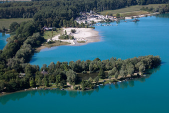 Vue aérienne de Maison de pêcheur, plage et Heidelberg Materials Mineralik au lac de la carrière de Giessen à le quartier Liedolsheim in Dettenheim dans le département Bade-Wurtemberg, Allemagne