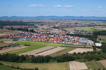 Vue aérienne de Vue locale des rues et des maisons de Kuhardt à Kuhardt dans le département Rhénanie-Palatinat, Allemagne