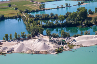 Vue aérienne de Terrain et zones de recouvrement de la mine de gravier à ciel ouvert Kieswerk Wolf - Markus Wolf Gravier et Transport Am Wolfsberg dans le district de Hardtwald à Leimersheim dans le département Rhénanie-Palatinat, Allemagne