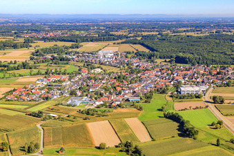 Vue aérienne de Vue de la ville depuis le sud à le quartier Bodersweier in Kehl dans le département Bade-Wurtemberg, Allemagne