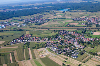 Vue aérienne de Vue de la ville depuis l'est, de ce côté de la rivière Kinzig à le quartier Bühl in Offenburg dans le département Bade-Wurtemberg, Allemagne