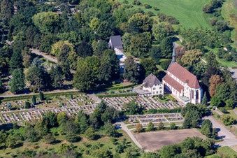 Vue aérienne de Cimetière de l'église de Weingarten à Zell-Weierbach à le quartier Zell in Offenburg dans le département Bade-Wurtemberg, Allemagne