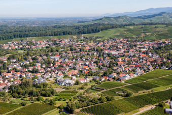 Vue aérienne de Vue du village entre les vignes à Zell-Weierbach à le quartier Zell in Offenburg dans le département Bade-Wurtemberg, Allemagne