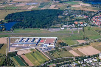 Vue aérienne de Aéroport avec prison à le quartier Uffhofen in Offenburg dans le département Bade-Wurtemberg, Allemagne