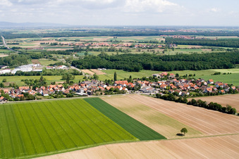 Vue aérienne de Quartier du sud à le quartier Minderslachen in Kandel dans le département Rhénanie-Palatinat, Allemagne