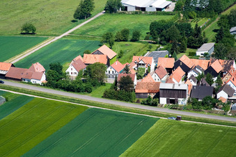 Vue aérienne de Vue sur le village à le quartier Minderslachen in Kandel dans le département Rhénanie-Palatinat, Allemagne