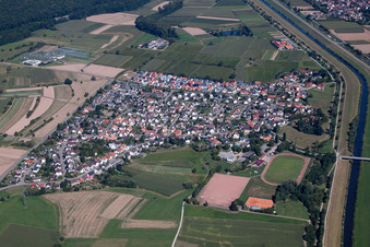 Vue aérienne de Sur la Kinzig à le quartier Weier in Offenburg dans le département Bade-Wurtemberg, Allemagne
