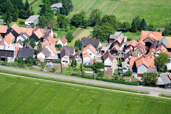 Vue aérienne de Brehmstraße depuis le sud à le quartier Minderslachen in Kandel dans le département Rhénanie-Palatinat, Allemagne
