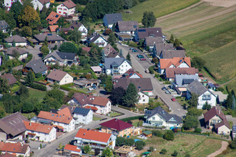 Vue aérienne de Gartenstraße vue du sud à le quartier Sand in Willstätt dans le département Bade-Wurtemberg, Allemagne