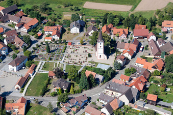 Vue aérienne de Bâtiment d'église au centre du village à le quartier Sand in Willstätt dans le département Bade-Wurtemberg, Allemagne