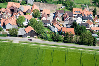Vue aérienne de Brehmstraße depuis le sud à le quartier Minderslachen in Kandel dans le département Rhénanie-Palatinat, Allemagne
