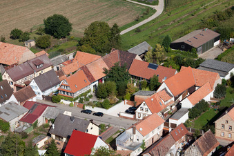 Rue principale à Vollmersweiler dans le département Rhénanie-Palatinat, Allemagne vue d'en haut