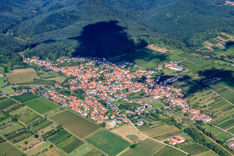 Vue aérienne de Ville viticole sur la route des vins du Palatinat depuis le sud-est à Oberotterbach dans le département Rhénanie-Palatinat, Allemagne