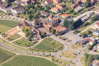 Vue aérienne de Porte allemande du vin du Palatinat à le quartier Schweigen in Schweigen-Rechtenbach dans le département Rhénanie-Palatinat, Allemagne