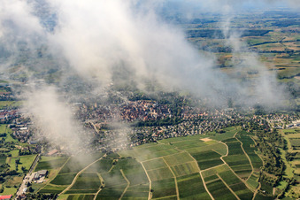 Vue aérienne de Ville sous les nuages à Wissembourg dans le département Bas Rhin, France