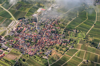 Vue aérienne de Village sous les nuages à le quartier Schweigen in Schweigen-Rechtenbach dans le département Rhénanie-Palatinat, Allemagne