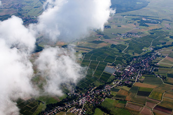 Vue aérienne de Steinseltz dans le département Bas Rhin, France