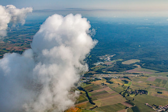 Vue aérienne de Sous les nuages à le quartier Altenstadt in Wissembourg dans le département Bas Rhin, France