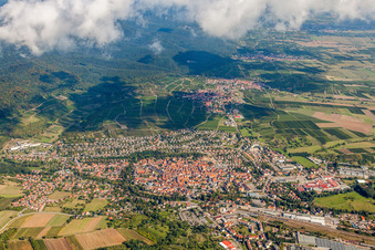 Vue aérienne de Vue du village devant les vignobles de Sonnenberg, les rues et les maisons des quartiers résidentiels à Wissembourg dans le département Bas Rhin, France