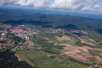 Vue aérienne de Du sud-est à Wissembourg dans le département Bas Rhin, France