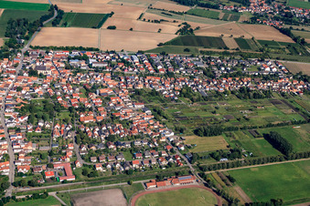 Vue aérienne de Rue principale inférieure à Steinfeld dans le département Rhénanie-Palatinat, Allemagne