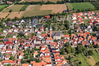 Vue aérienne de Église du sud à le quartier Schaidt in Wörth am Rhein dans le département Rhénanie-Palatinat, Allemagne