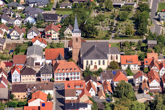 Vue aérienne de Église et cimetière vus du sud à le quartier Schaidt in Wörth am Rhein dans le département Rhénanie-Palatinat, Allemagne
