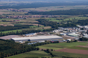 Vue aérienne de Complexe de bâtiments et terrain du centre logistique Zufall dans la zone industrielle de Horst à le quartier Minderslachen in Kandel dans le département Rhénanie-Palatinat, Allemagne