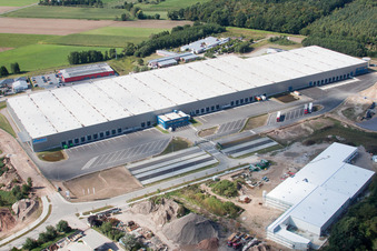 Vue aérienne de Complexe de bâtiments et terrain du centre logistique Zufall dans la zone industrielle de Horst à le quartier Minderslachen in Kandel dans le département Rhénanie-Palatinat, Allemagne