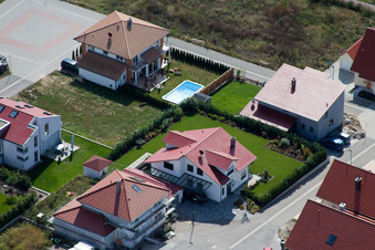 Sur la haute piste à Kandel dans le département Rhénanie-Palatinat, Allemagne du point de vue du drone