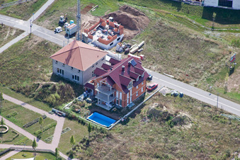 Sur la haute piste à Kandel dans le département Rhénanie-Palatinat, Allemagne d'un drone