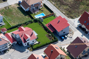 Sur la haute piste à Kandel dans le département Rhénanie-Palatinat, Allemagne vu d'un drone