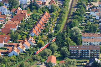 Vue aérienne de Nussbaumallee sur la ligne de chemin de fer depuis l'ouest à Kandel dans le département Rhénanie-Palatinat, Allemagne