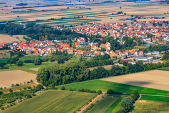 Vue aérienne de Vue du village depuis le sud à Hördt dans le département Rhénanie-Palatinat, Allemagne