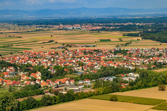 Vue aérienne de Vue du village depuis le sud-est à Hördt dans le département Rhénanie-Palatinat, Allemagne
