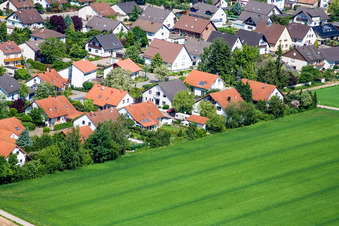 Rue Klingbach à Steinweiler dans le département Rhénanie-Palatinat, Allemagne du point de vue du drone