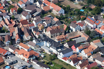Vue aérienne de Vue des rues et des maisons dans les quartiers résidentiels à Hördt dans le département Rhénanie-Palatinat, Allemagne