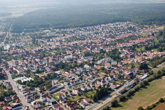 Vue aérienne de Vue des rues et des maisons dans les quartiers résidentiels à Rülzheim dans le département Rhénanie-Palatinat, Allemagne