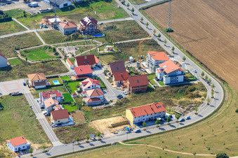 Enregistrement par drone de Sur la haute piste à Kandel dans le département Rhénanie-Palatinat, Allemagne