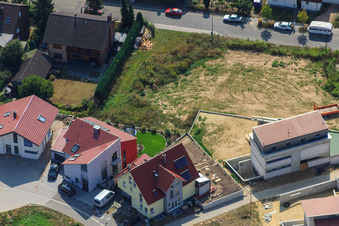 Sur la haute piste à Kandel dans le département Rhénanie-Palatinat, Allemagne du point de vue du drone