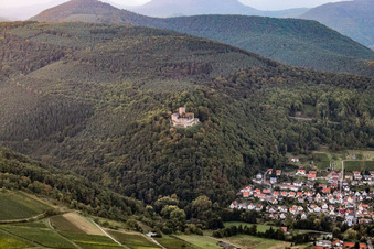 Vue d'oiseau de Château de Landeck à Klingenmünster dans le département Rhénanie-Palatinat, Allemagne