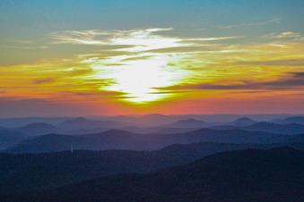 Vue aérienne de Coucher de soleil sur la forêt du Palatinat à le quartier Gleishorbach in Gleiszellen-Gleishorbach dans le département Rhénanie-Palatinat, Allemagne