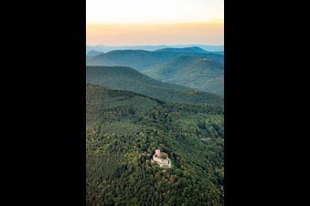 Vue aérienne de Château de Landeck au coucher du soleil à Klingenmünster dans le département Rhénanie-Palatinat, Allemagne