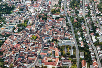 Vue oblique de Château et Königstr à Bad Bergzabern dans le département Rhénanie-Palatinat, Allemagne