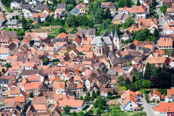 Vue aérienne de Église de la rue St. George à le quartier Arzheim in Landau in der Pfalz dans le département Rhénanie-Palatinat, Allemagne
