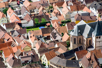 Vue aérienne de Église de la rue St. George à le quartier Arzheim in Landau in der Pfalz dans le département Rhénanie-Palatinat, Allemagne