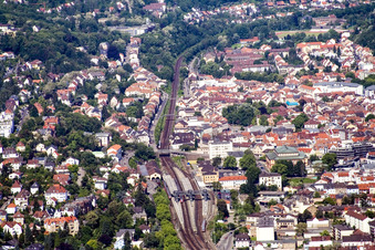Vue aérienne de Gare centrale à Neustadt an der Weinstraße dans le département Rhénanie-Palatinat, Allemagne