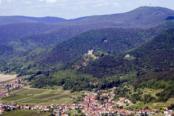 Vue aérienne de Le château de Hambach vu du nord-est à le quartier Hambach an der Weinstraße in Neustadt an der Weinstraße dans le département Rhénanie-Palatinat, Allemagne
