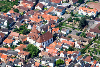 Vue aérienne de Bâtiment d'église au centre du village à le quartier Diedesfeld in Neustadt an der Weinstraße dans le département Rhénanie-Palatinat, Allemagne