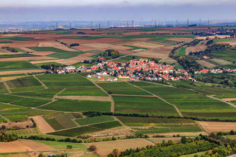 Vue aérienne de Vue de la ville depuis le sud, en contrebas du parc éolien à Hangen-Weisheim dans le département Rhénanie-Palatinat, Allemagne